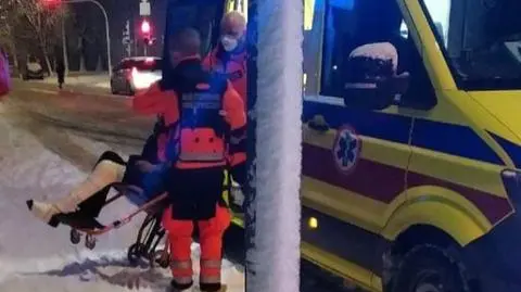 Upadła w autobusie. "Mówiła, że bardzo boli ją noga, zobaczyłam krew i rosnący obrzęk"