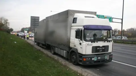 Dwa auta osobowe i tir. Zderzenie na Trasie AK