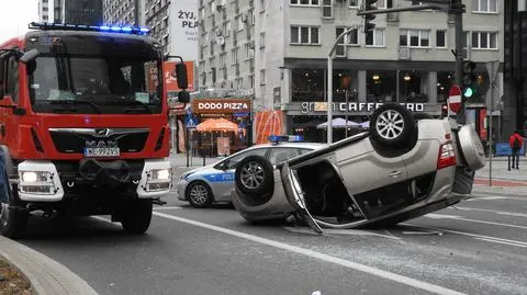 Zderzenie i dachowanie na rondzie ONZ. Jedna osoba trafiła do szpitala