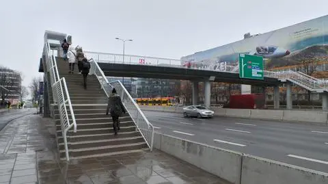 Można przejść nad Marynarską. Kładka otwarta, windy działają