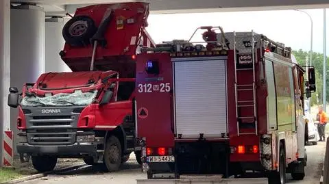 Ciężarówka uderzyła w wiadukt przy budowie POW