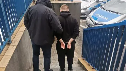 Przy bankomacie zatrzymali dwóch nastolatków. Są podejrzani o oszustwa metodą "na policjanta"