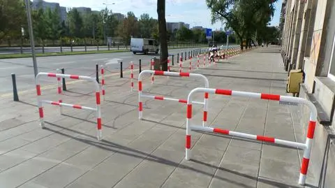 Zamiast dogadać się z miastem, wygrodzili prywatny chodnik. Teraz stracą wygodny wyjazd z podwórka