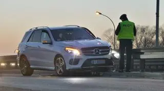 Mercedes uderzył w barierki na trasie Siekierkowskiej