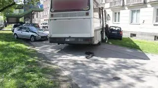 Autobus wpadł na chodnik i uszkodził samochody