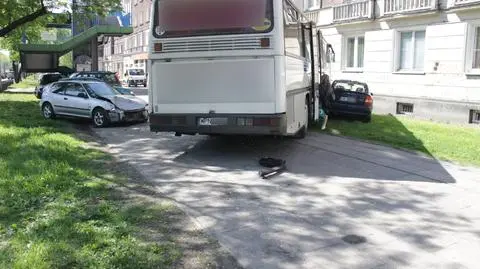 Autobus zjechał na chodnik. Zatrzymał się tuż przed budynkiem