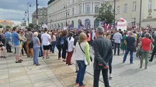 Protest Partii Razem przed Pałacem Prezydenckim