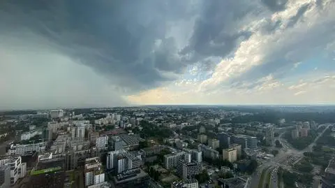 Burzowe chmury spowiły stolicę. Tak wyglądały z górnych pięter Warsaw Spire