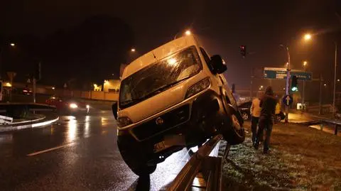 Bus na barierach po zderzeniu z BMW na Wale Miedzeszyńskim