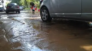 Pękła rura pod chodnikiem