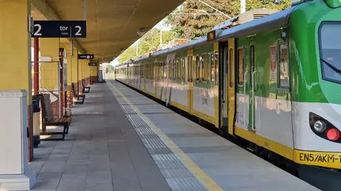 Senior został zaatakowany w pociągu Kolei Mazowieckich (zdj. ilustracyjne)