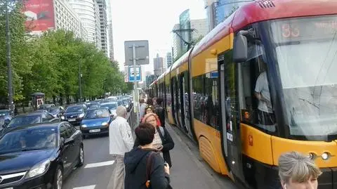 "Przewróciła się pasażerka". Stanęły tramwaje w al. Jana Pawła II