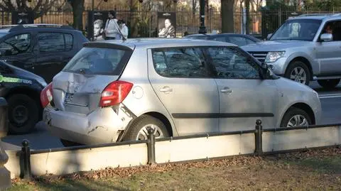 Motocykl wjechał w skodę.  Jedna osoba ranna