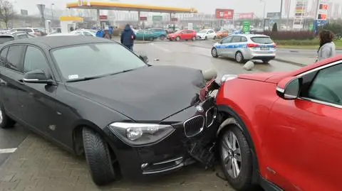 Zderzenie dwóch aut na parkingu. Jeden z kierowców był reanimowany