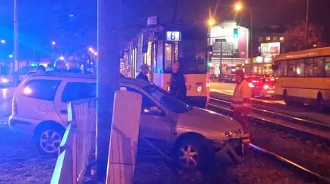 Samochód wpadł na torowisko