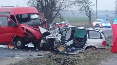 Śmiertelny wypadek pod Warszawą. Nie żyje kierowca jednego z aut