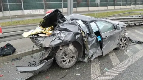 Zniszczony samochód na S8