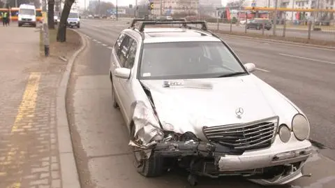 Wola: zderzenie mercedesa z toyotą. Dwie osoby ranne