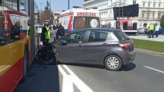 Zderzenie z udziałem autobusu miejskiego na placu Piłsudskiego