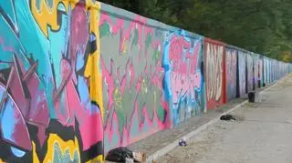 Graffiti wróciło na ścianę wokół wyścigów