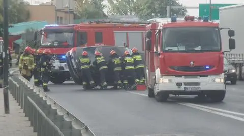 Auto na boku w alei Prymasa Tysiąclecia