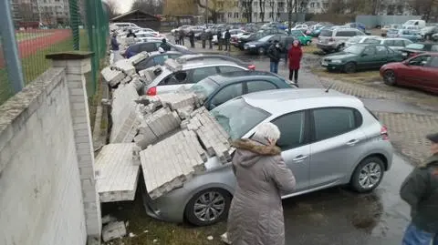 Mur runął na parkingu. Uszkodził ponad 20 aut