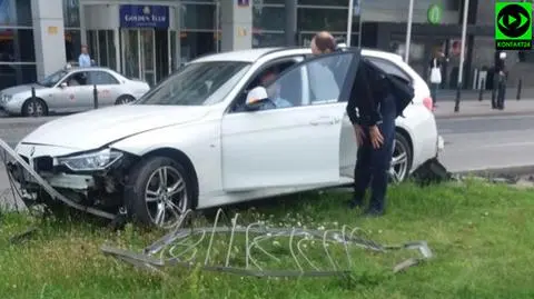 BMW na barierkach przy placu Zawiszy