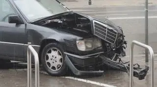 Mercedes wjechał w autobus