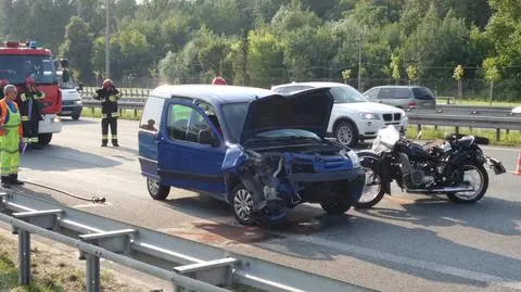 Peugeot wjechał w motocykl. Ogromny korek na Trasie S8