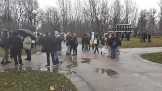 Uczestnicy protestu zaczęli gromadzić się przed godziną 12 na Polu Mokotowskim