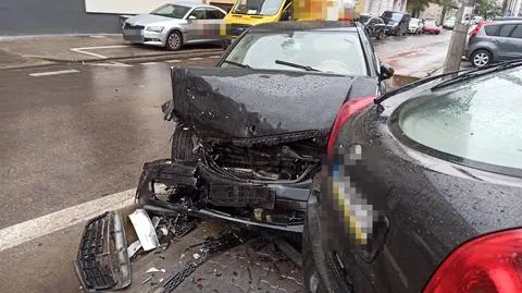 Zderzenie kilku aut, ranny kierowca. "Jeden z uczestników oddalił się"