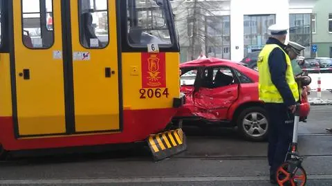 Wjechała pod tramwaj. Utrudnienia na Młynarskiej