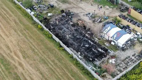 Pożar magazynu z częściami. Czarny dym nad Garwolinem