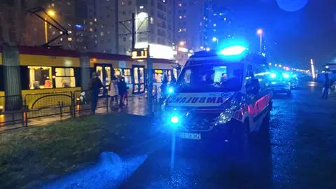 Poszkodowany w tramwaju mężczyzna musiał długo czekać na karetkę