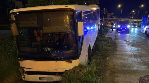 Autobus przebił barierki, zatrzymał się w rowie. Pasażerka przestraszona, kierowca pijany