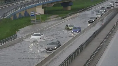 Ryzykowali przejazd zalaną trasą