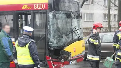 Dostawczak zderzył się z miejskim autobusem 