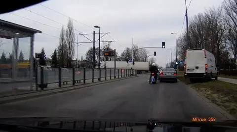 Nie chciał czekać, pojechał na przełaj