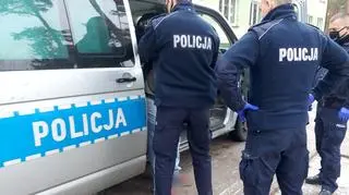 Policjanci podczas czynności z zatrzymanym