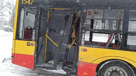 Zderzenie autobusu miejskiego i ciężarówki