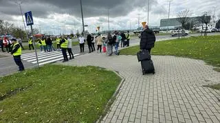 Protest taksówkarzy w okolicy lotniska 