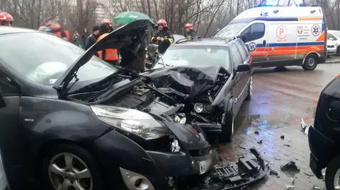 Czołowe zderzenie na Tarchominie. Sześć osób rannych, w tym dzieci