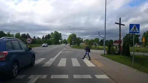 Pieszy stawia krok na pasach, jeden kierowca się zatrzymuje, inni go ignorują 