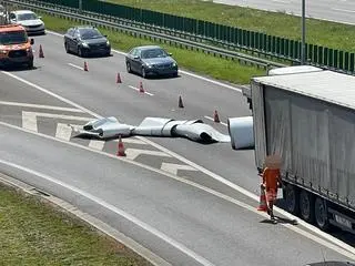 Z ciężarówki spadła blacha i zablokowała przejazd na A2