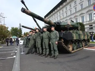 Pokaz sprzętu wojskowego na placu Piłsudskiego 