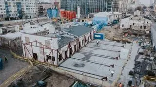 Przesuwanie budynku na terenie dawnej fabryki Norblina