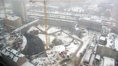 Wola: wykopali dziurę wielkości zamku w Malborku