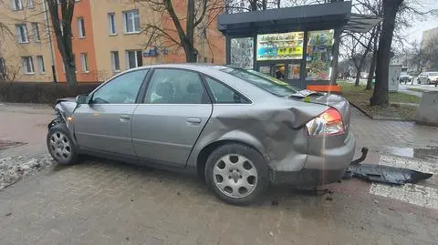 Zderzenie dwóch aut na Ochocie. "Samochód wpadł na chodnik i wyłamał słupek"