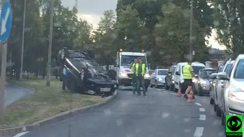 Skoda na dachu. Zderzenie osobówek na Ochocie