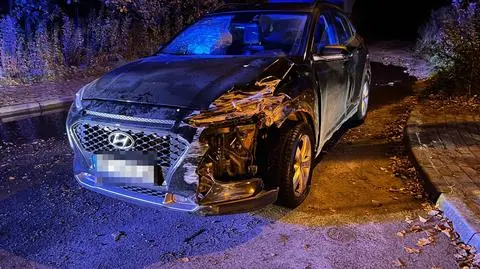 Kolizja policjanta na służbie. Wjechał w ogrodzenie, rozbił radiowóz